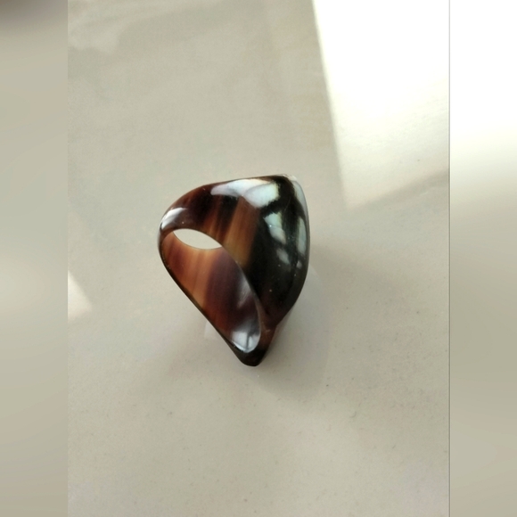 BCBG MAXAZRIA Lucite Plastic Ring - Picture 4 of 10